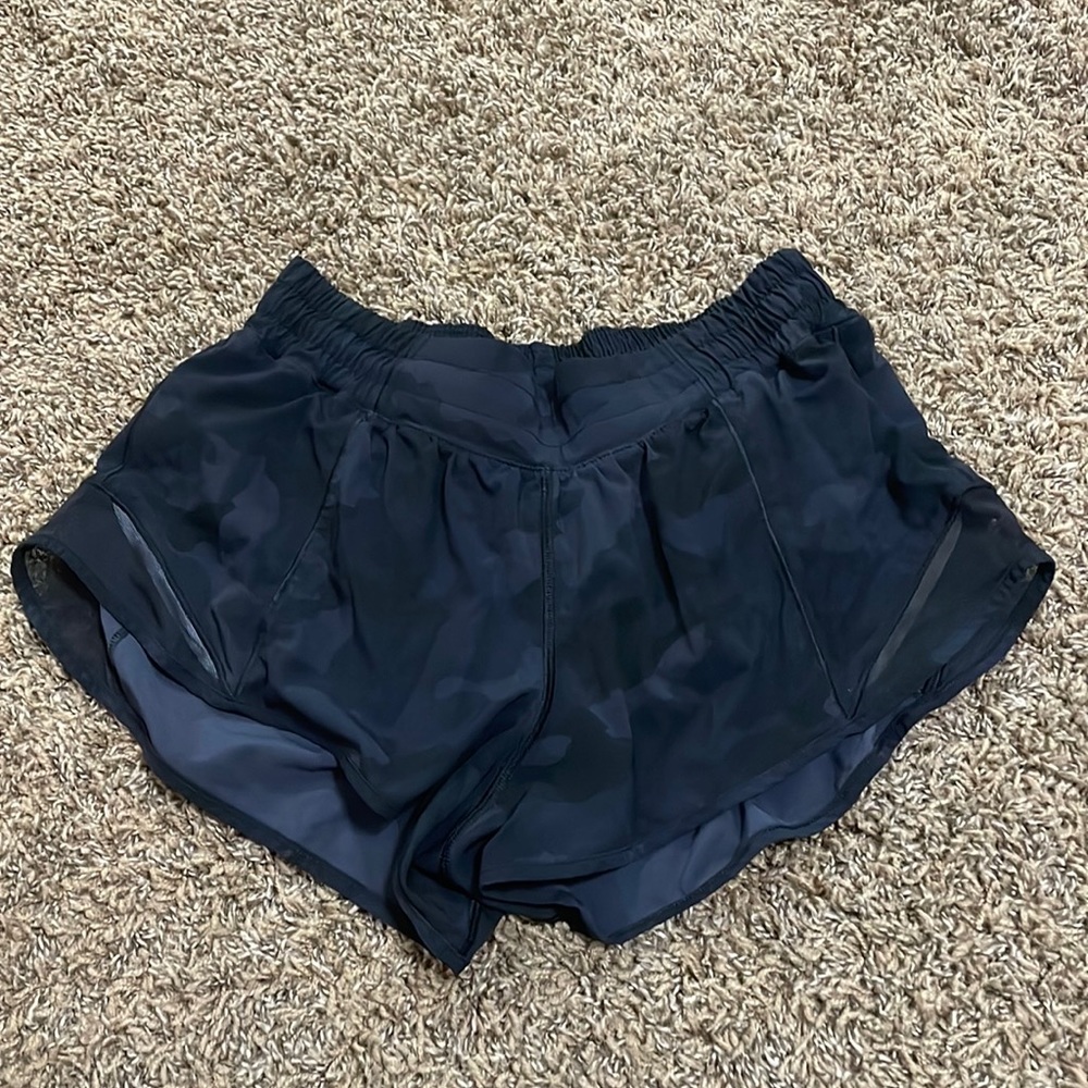 Lululemon Hotty Hot Low-Rise Lined Short 2.5” - Black Camo